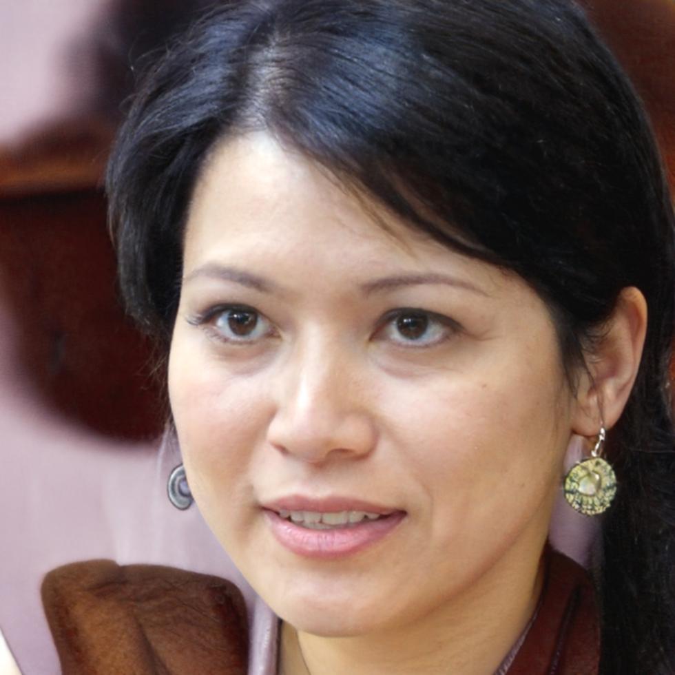 Instructor Helena Novak leading financial modeling workshop
